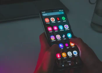 Penyebab Layar HP Samsung Berubah Warna dan Solusinya