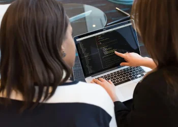 Manfaat Menggunakan Jasa Konsultan IT untuk Meningkatkan Efisiensi Bisnis