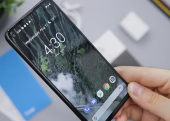 Ilustrasi Gorilla Glass sebagai pelindung layar smartphone dari goresan dan benturan